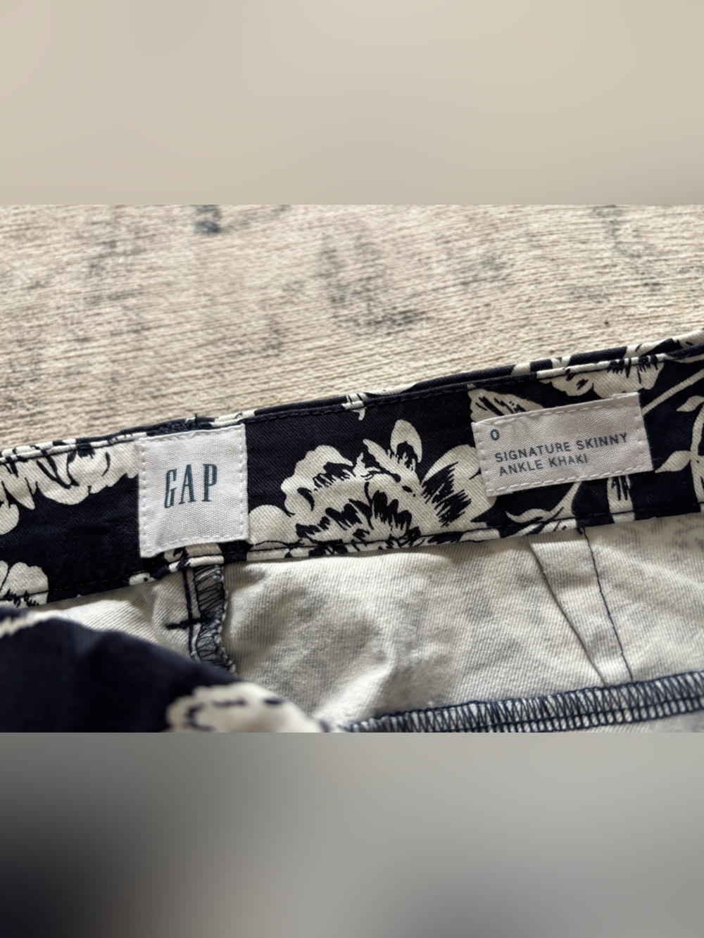 GAP Black & White Floral Signature Skinny Ankle Khaki. New without tags. Size 0